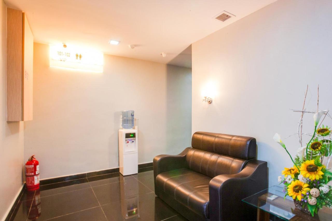 OYO 89652 P Line Hotel Johor Bahru Exterior foto