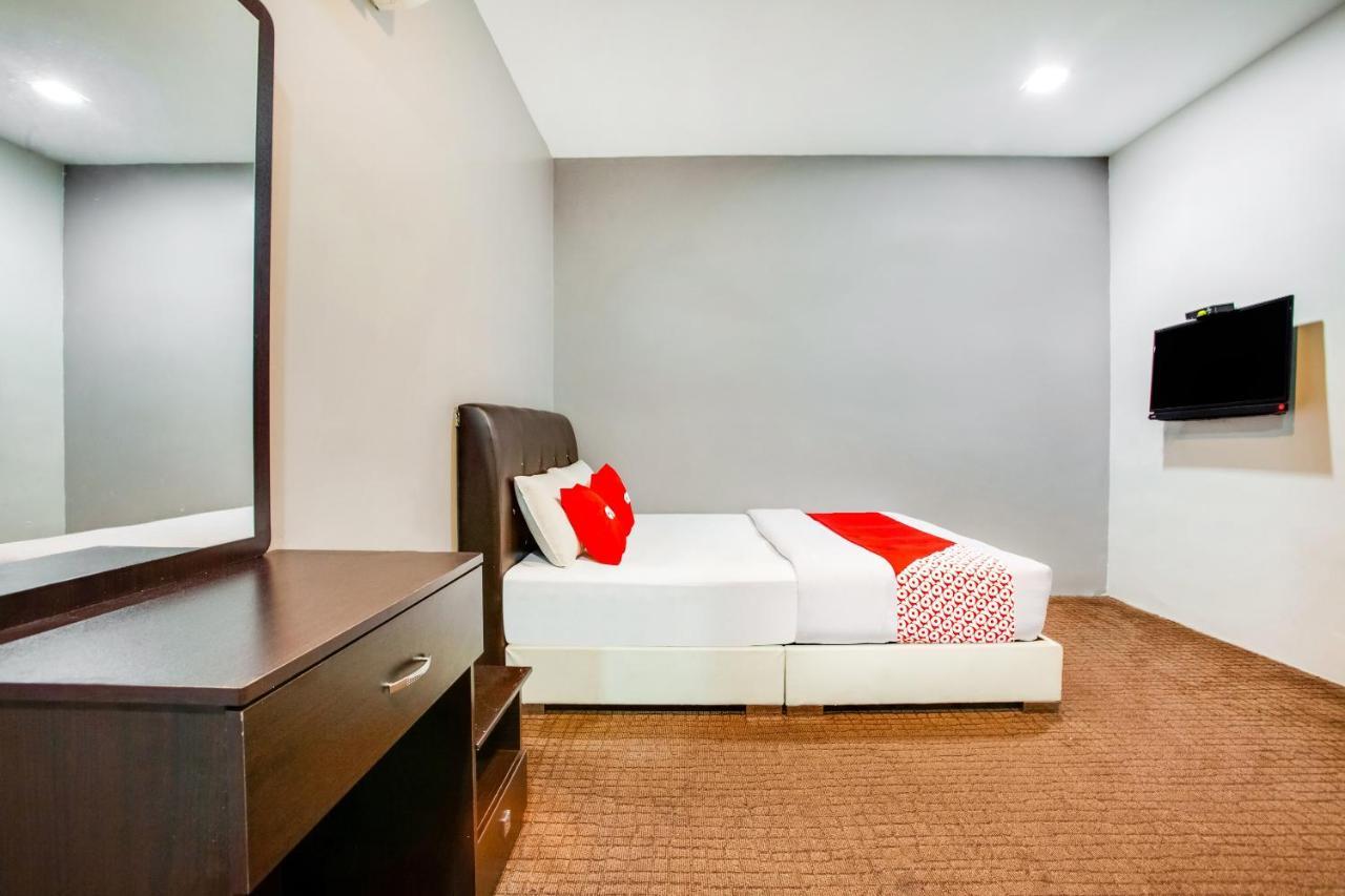 OYO 89652 P Line Hotel Johor Bahru Exterior foto